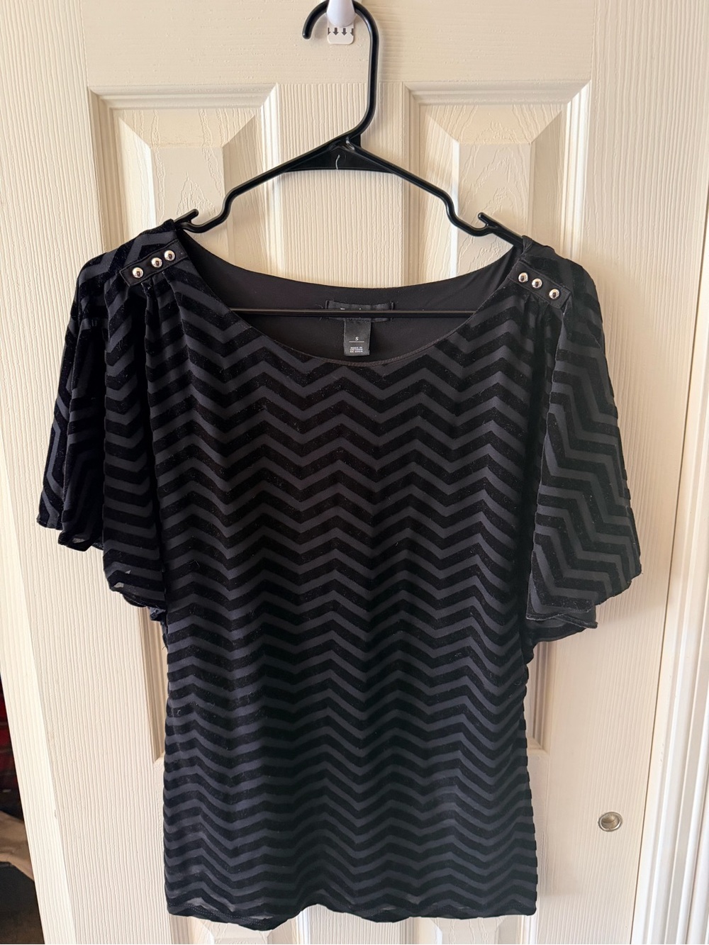 White House Black Market Sz Small Chevron Black Velvet Top Lined Flutter Sleeve